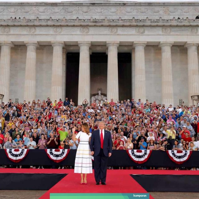 Presiden AS Donald Trump bersama ibu negara Melania Trump menyambut kerumunan di "Salute to America" pada perayaan Hari Kemerdekaan di Washington, D.C. Amerika Serikat, Kamis (4/7). Foto: REUTERS/Carlos Barria