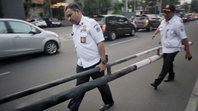 Penertiban Tiang Papan Reklame