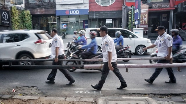 Penertiban Tiang Papan Reklame