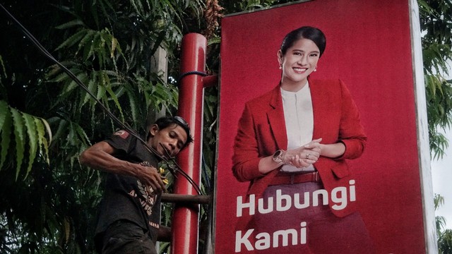 Pekerja menurunkan reklame di Kawasan Kemang, Jakarta Selatan, Jum'at (5/7). Foto: Jamal Ramadhan/kumparan