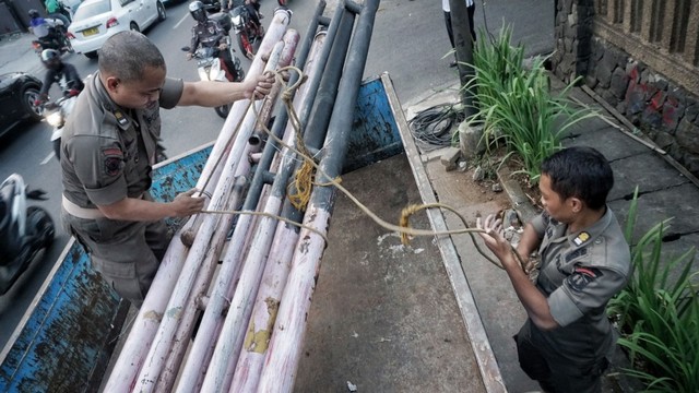 Penertiban Tiang Papan Reklame