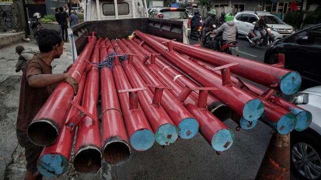 Penertiban Tiang Papan Reklame