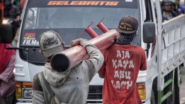 Penertiban Tiang Papan Reklame