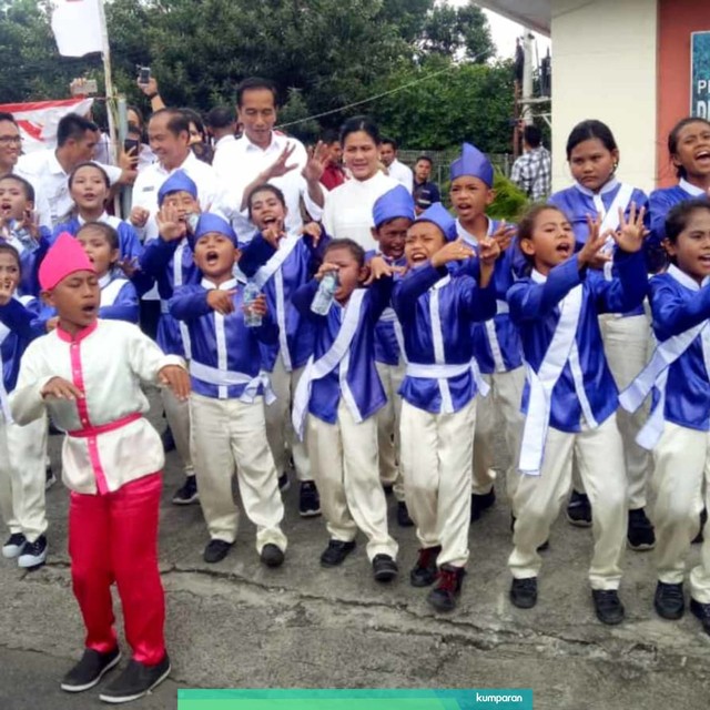 Presiden Jokowi dan Ibu Negara Iriana bernyanyi bersama sekelompok anak SD saat mengunjungi Kawasan Ekonomi Khusus Bitung, Sulawesi Utara, Jumat (5/7). Foto: Fahrian Saleh/kumparan