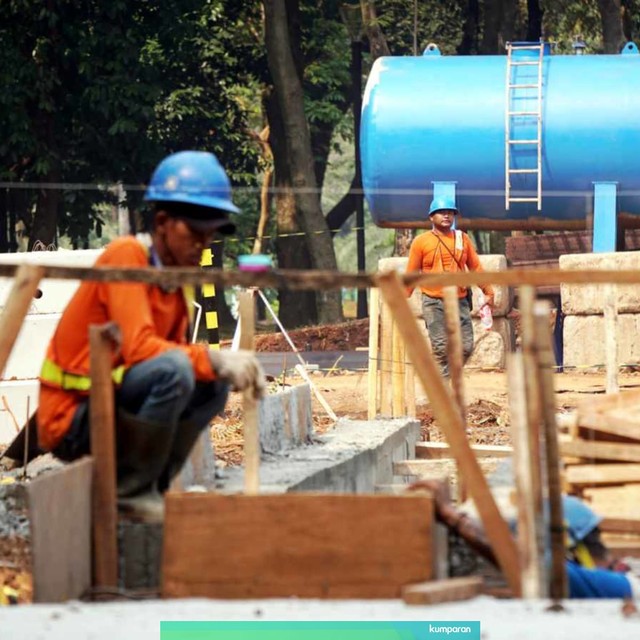 Para pekerja proyek pembangunan MRT Fase II di kawasan Monumen Nasional (Monas), Jakarta, Jumat (5/7). Foto: Iqbal Firdaus/kumparan