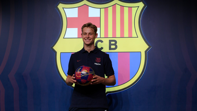 Frenkie De Jong diperkenalkan sebagai pemain baru Barcelona. Foto: LLUIS GENE / AFP