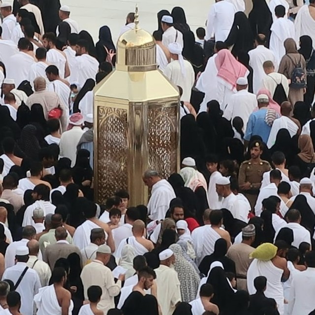 Umat muslim melaksanakan Tawaf di Masjidil Haram, Mekkah. Foto: Darmawan/Media Center Haji