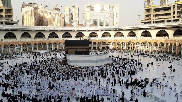 Umat muslim melaksanakan tawaf di Masjidil Haram, Mekkah. Foto: Darmawan/Media Center Haji