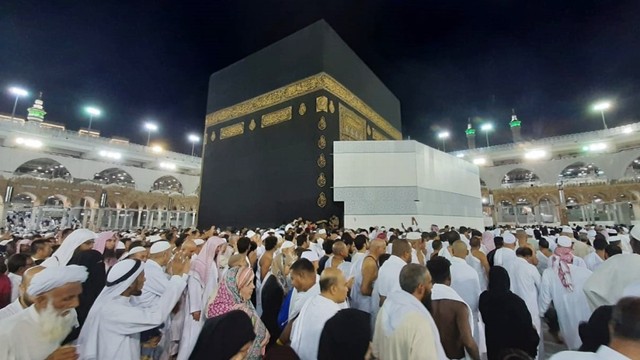 Umat muslim melaksanakan tawaf di Masjidil Haram, Mekkah. Foto: Darmawan/Media Center Haji