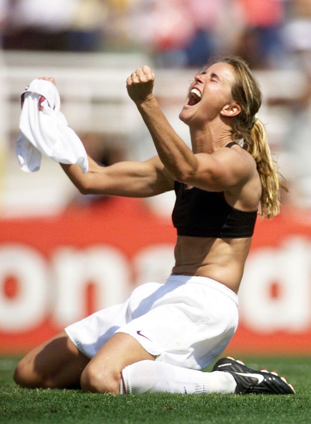 Selebrasi ikonik Brandi Chastain di final Piala Dunia 1999. Foto: AFP/Roberto Schmidt