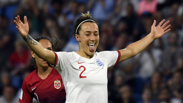 Bek Inggris, Lucy Bronze, merayakana gol ke gawang Norwegia. Foto: AFP/Damian Meyer