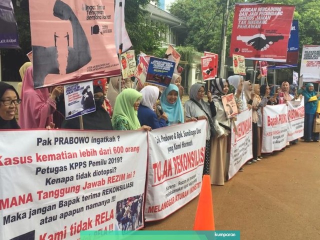 Emak-emak pendukung Prabowo-Sandi sambangi Kediaman Prabowo di Jalan Kertanegara. Foto: Rafyq Panjaitan/kumparan