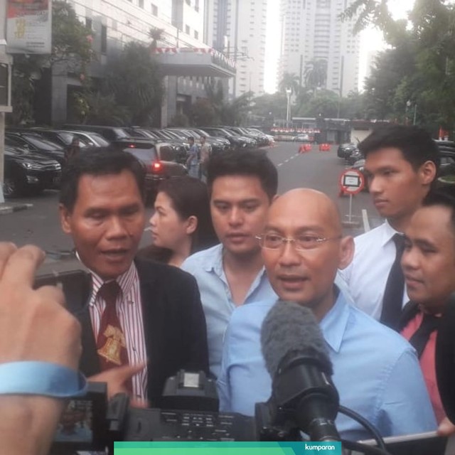 Galih Ginanjar dan kuasa hukum di Polda Metro Jaya