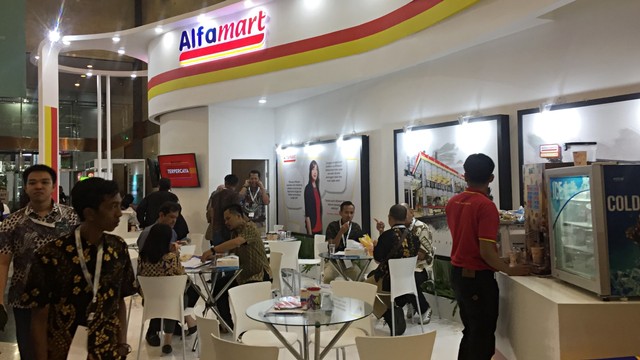 Suasana Gerai Alfamart di Acara Pameran Frenchise di Jakarta Convention Centre (JCC), Jakarta Selatan, Jumat (5/7). Foto: Abdul Latif/kumparan