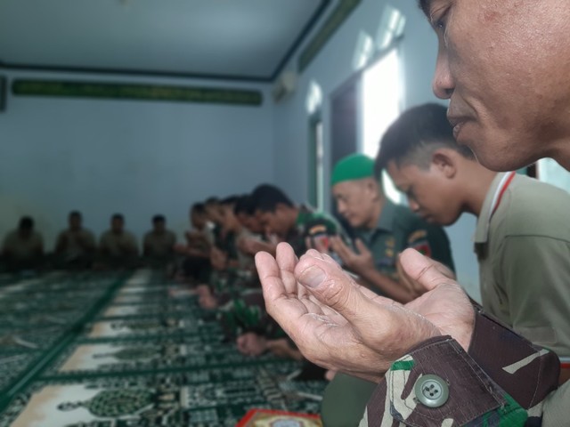 Doa untuk korban Helikopter MI-17 yang hilang di Oksibil Papua, dilaksanakan oleh anggota Kodim 1417 Kendari, Jum'at (5/7). Foto: Lukman Budianto/kendarinesia.