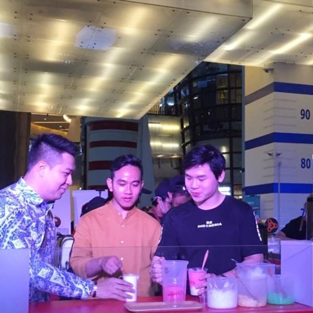 Gibran Rakabuming Raka (tengah) saat meresmikan gerai minuman tradisional ‘Goola’ di Pacific Place, Jumat (5/7). Foto: MUhammad Darisman/kumparan