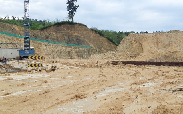 Lokasi pembangunan venue lapangan bola voli indoor dan bola voli pantai yang lokasinya dianggap tak layak di Koya, Kota Jayapura-Foto Imelda.jpg
