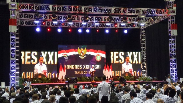 Presiden Joko Widodo memberikan sambutan di pembukaan Kongres PGRI di Britama Arena, Jakarta. Foto: Kevin S. Kurnianto/kumparan