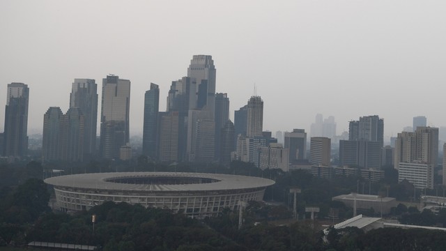 Suasana gedung bertingkat yang terlihat samar karena kabut polusi di Jakarta, Jumat (5/7). Foto: ANTARA FOTO/Wahyu Putro A