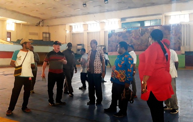 Anggota Komisi V DPRP saat tinjau GOR Cenderawasih yang rusak parah dan belum direnovasi-Foto Imelda.jpg