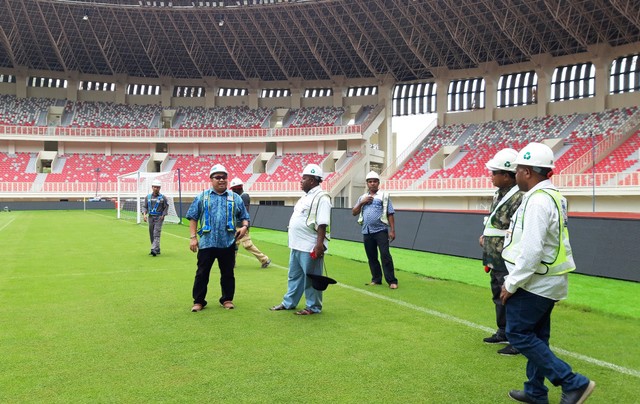 Para anggota Komisi V DPRP saat melihat langsung lapangan di dalam Stadion Utama Papua Bangkit di Kabupaten Jayapura-Foto Imelda.jpg