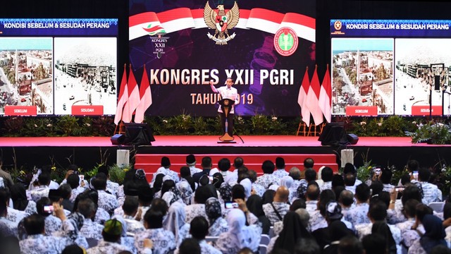 Presiden Joko Widodo berpidato saat menghadiri Kongres XXII PGRI tahun 2019 di Jakarta, Jumat (5/7). Foto: ANTARA FOTO/Akbar Nugroho Gumay
