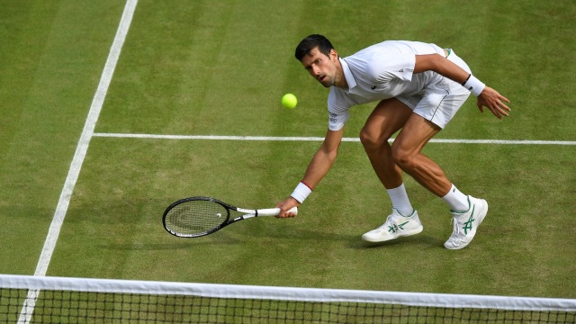 Aksi Djokovic di ajang Wimbledon 2019. Foto: REUTERS/Tony O'Brien