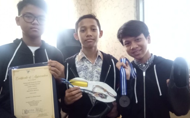 Siswa SMP Negeri 4 Surabaya menciptakan 'Sepatu for Blind People. Foto-foto : Amanah Nur Asiah/Basra