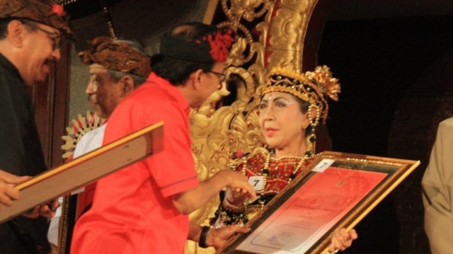 Ida Ayu Karang Adnyani saat menerima penghargaan dari Gubernur Bali Wayan Koster, Kamis (4/7) - kanalbali/KR13
