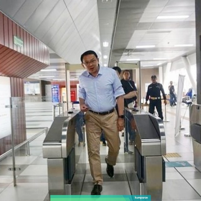 Basuki Tjahaja Purnama saat akan menaiki kereta MRT. Foto: Instagram/ @basukibtp