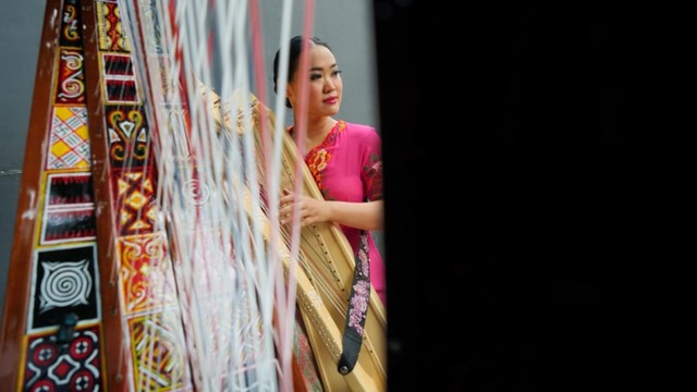 Sisca Guzheng Harp Memadukan Alat Musik Harpa dengan 