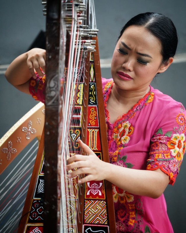 Sisca Guzheng Harp, Memadukan Alat Musik Harpa dengan Corak Nusantara