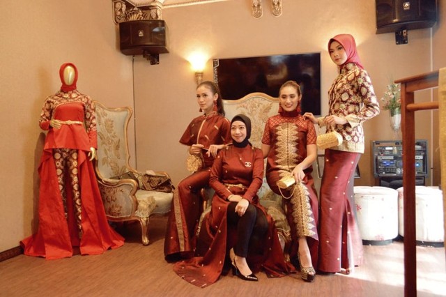 Adis Karim, Desainer yang Ingin Bawa Kain Songket