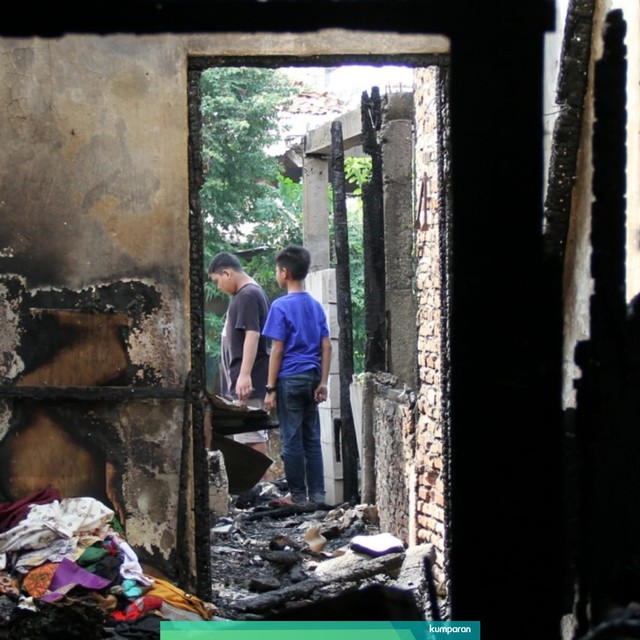 Warga mencari puing-puing sisa kebakaran rumah padat penduduk di Jalan Cipinang Jaya I, Jakarta Timur, Minggu (6/7). Foto: Nugroho Sejati/kumparan