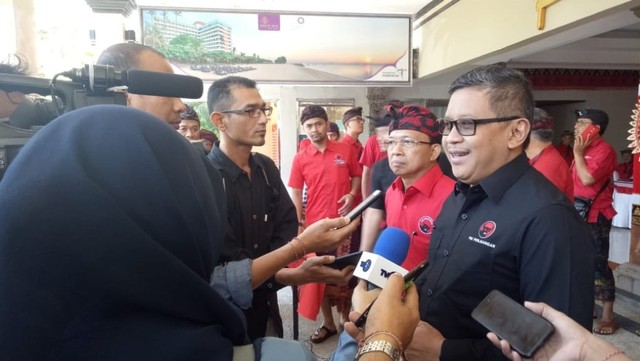 Hasto Kristiyangto saat diwawancarai wartawan di Denpasar, Sabtu (6/7)- kanalbali/KR13