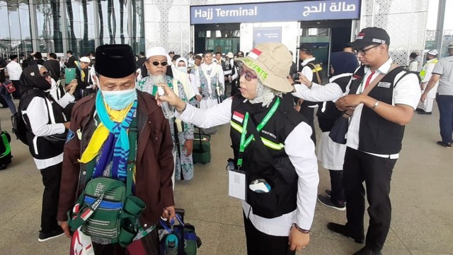Kedatangan jemaah Indonesia kloter pertama di Madinah, Arab Saudi. Foto: Darmawan/Media Center Haji