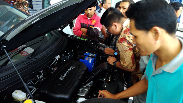 Sejumlah pengunjung di dealer DFSK Padang melihat kondisi mesin Glory 560 yang diklaim digaransi selama 7 tahun. (Foto: M. Hendra/Langkan.id)