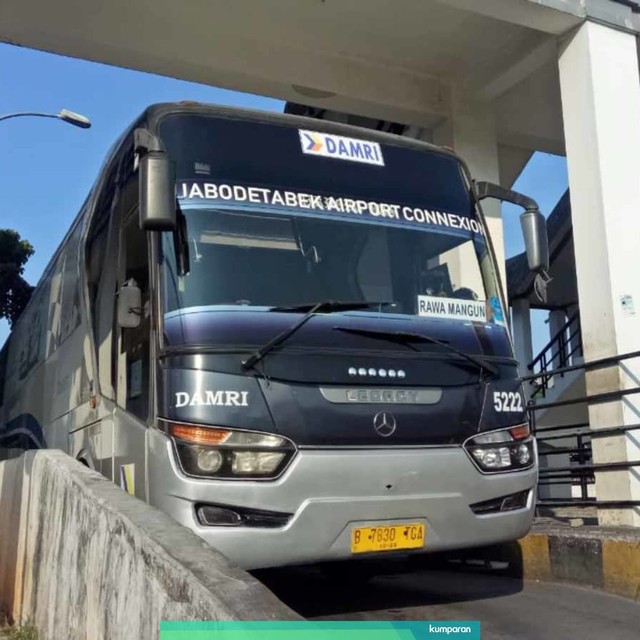 Bus Damri di Terminal Rawamangun, Jakarta Timur yang kembali beroperasional pasca aksi mogok. Foto: Aprilandika Pratama/kumparan