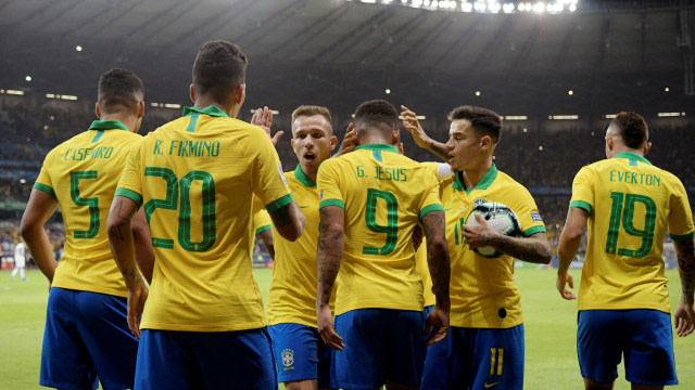 Pemain Brasil merayakan gol Gabriel Jesus ke gawang Argentina. Foto: REUTERS/Washington Alves