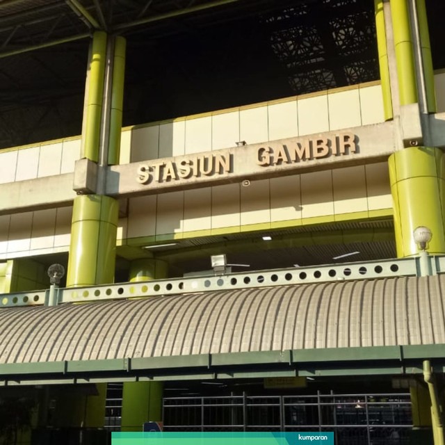 Kondisi pool bus Damri di stasiun Gambir yang tetap beroperasi. Foto: Aprilandika pratama/kumparan