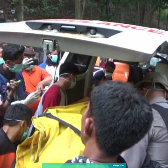 Jenazah Thoriq, siswa SMP yang hilang di Gunung Piramid, dievakuasi dari bukit menuju ambulans. Foto: Kumparan