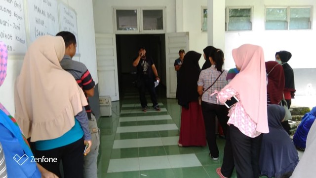 Dokter Fatir Saat memimpin aksi puluhan PTT RSU Sofifi. Foto: Istimewa