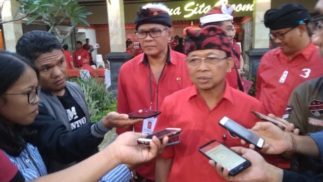 Ketua DPD PDIP Wayan Koster saat diwawancarai wartawan, Sabtu (6/7) - kanalbali/KR13