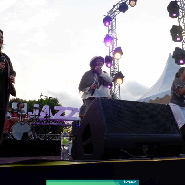 Trio Rida Sita Dewi saat tampil di hari kedua gelaran Prambanan Jazz Festival 2019, di Pelataran Candi Prambanan, Yogyakarta,  Sabtu (6/7). Foto: Hazliansyah/kumparan