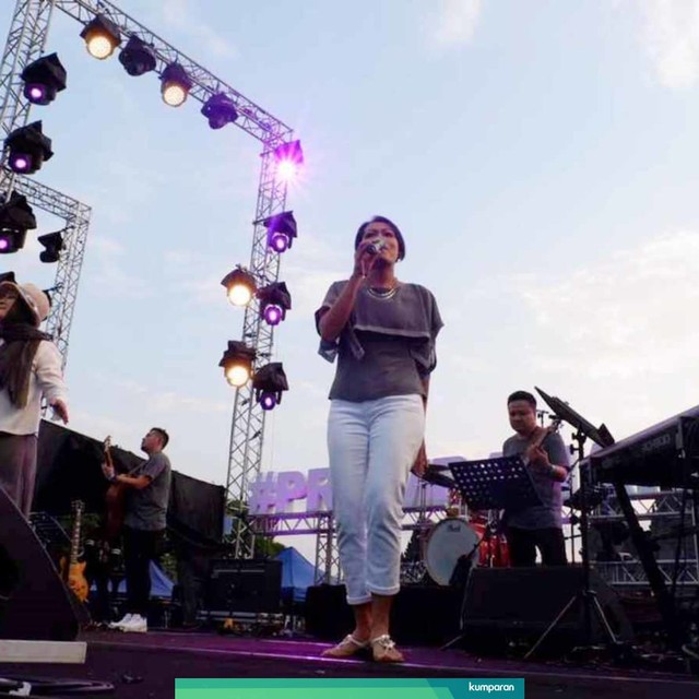 Trio Rida Sita Dewi saat tampil di hari kedua gelaran Prambanan Jazz Festival 2019, di Pelataran Candi Prambanan, Yogyakarta,  Sabtu (6/7). Foto: Hazliansyah/kumparan