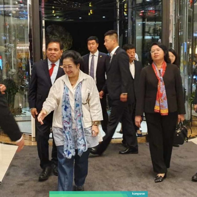 Ketua Umum DPP PDI Perjuangan yang juga Presiden ke-5 Republik Indonesia Megawati Soekarnoputri tiba di Beijing, Tiongkok, Sabtu (6/7). Foto: Dok. PDIP
