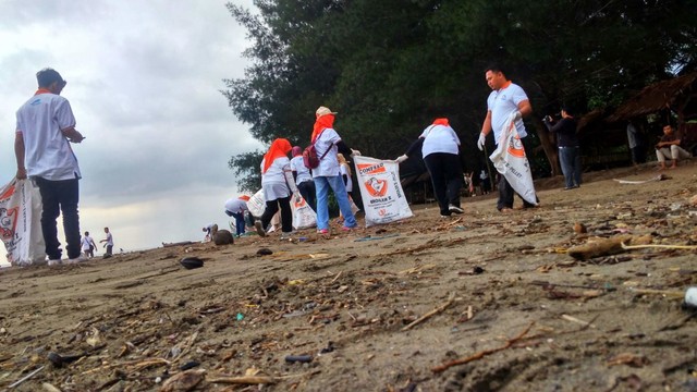 Petugas BKIPM Padang bersama masyarakat setempat melakukan bersih-bersih pantai di kawasan wisata Pasir Jambak. (Foto: M. Hendra/Langkan.id)