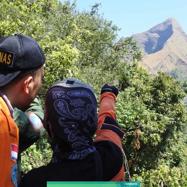 Tim SAR gabungan mengevakuasi jenazah Thoriq Riski Maulidan melewati punggungan Bukit Piramid Pegunungan Argopuro Kecamatan Curahdami, Bondowoso, Jawa Timur, Sabtu (6/7). Foto: ANTARA FOTO/Seno