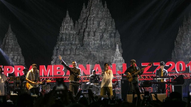 Grup musik Maliq & D'essentials tampil menghibur penonton pada Prambanan Jazz Festival 2019 di kawasan Taman Wisata Candi Prambanan, Sleman, DI Yogyakarta, Sabut (6/7). Foto: ANTARA FOTO/Hendra Nurdiyansyah
