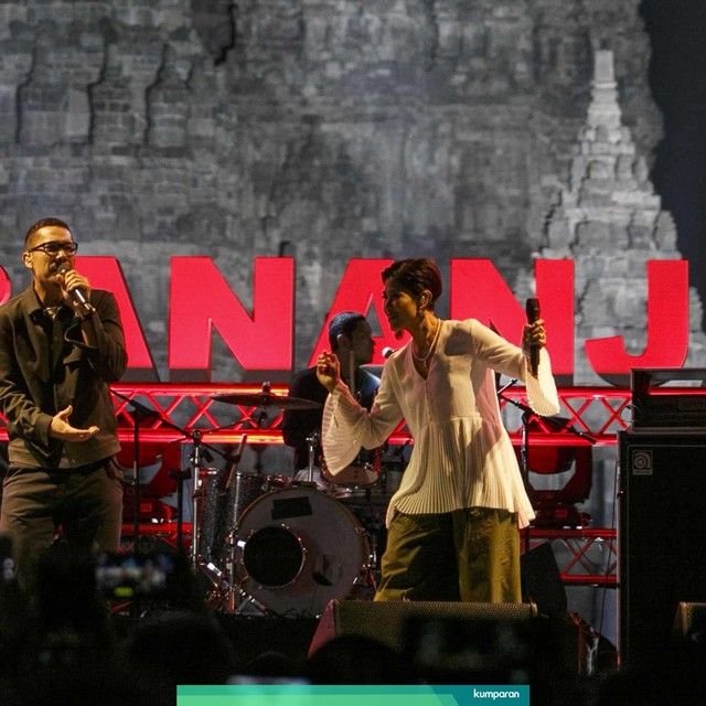 Grup musik Maliq & D'essentials tampil menghibur penonton pada Prambanan Jazz Festival 2019 di kawasan Taman Wisata Candi Prambanan, Sleman, DI Yogyakarta, Sabut (6/7). Foto: ANTARA FOTO/Hendra Nurdiyansyah